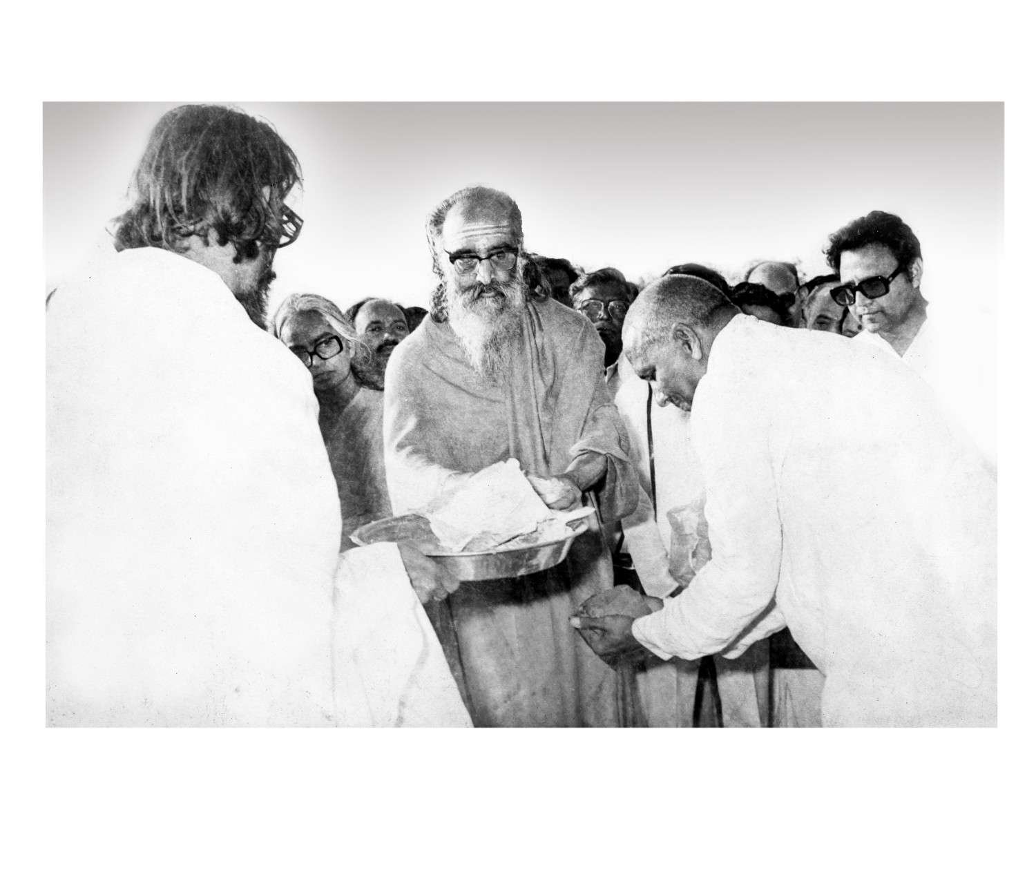 Gurudev distributing prasad during his visit to Chinmayaranyam