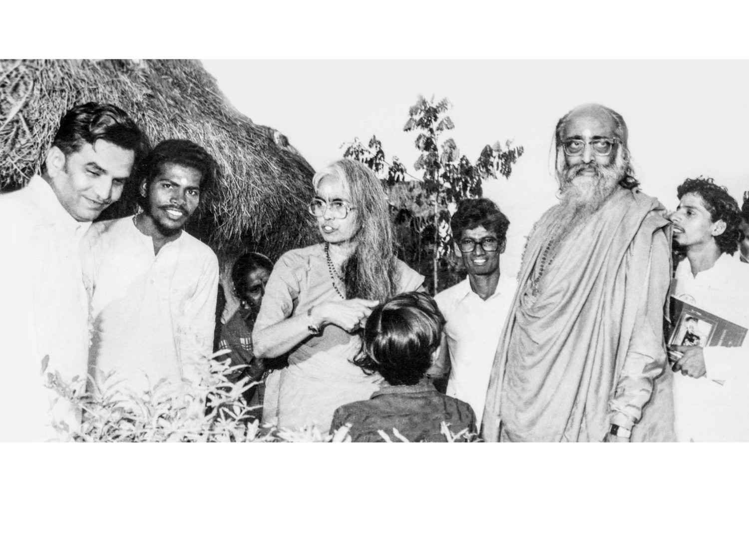 Gurudev and Mataji with villagers of Ellayapalle