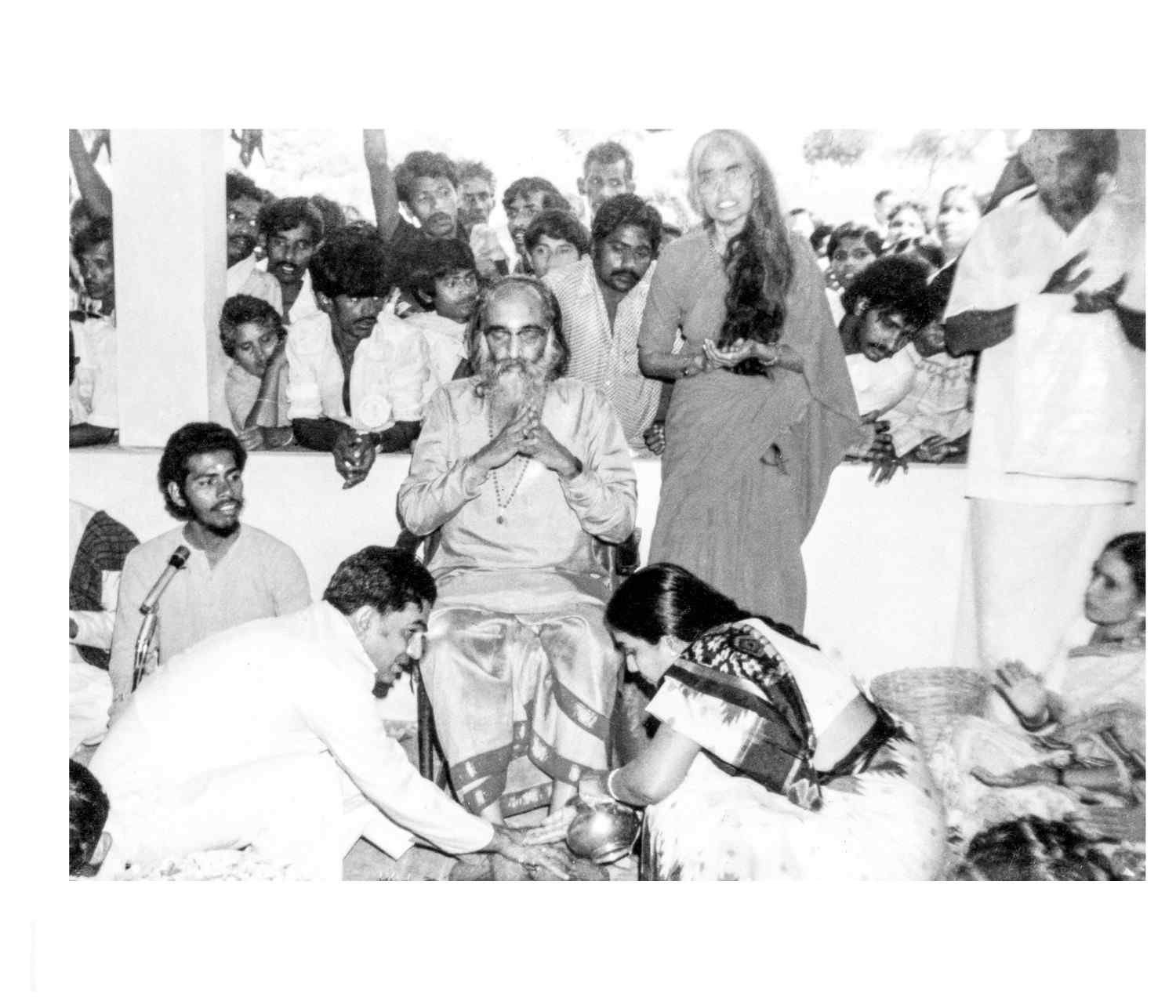 Devotees performing Padapuja to Gurudev at Chinmayaranyam