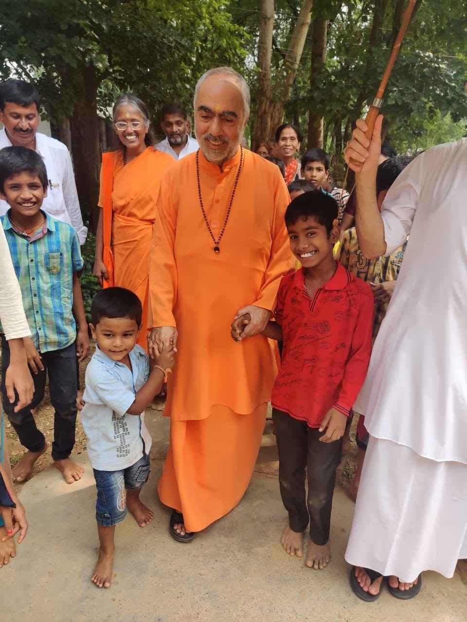 Swami Swaroopanandaji with children